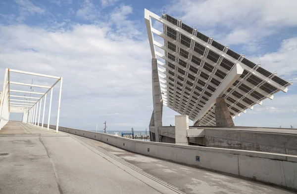 Painel fotovoltaico na zona do Fórum, Barcelona . — Fotografia de Stock