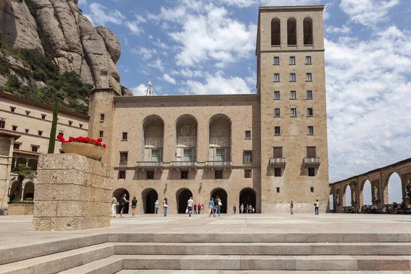 Монастырь Санта-Мария-де-Монсеррат, гора Монсеррат, туристическое направление религиозно-культурный, провинция Барселона, Каталония . — стоковое фото