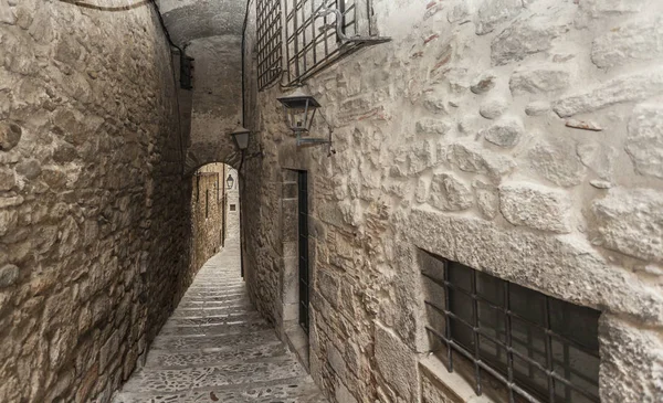 Rua estreita em Call jueu, bairro judeu de Girona, Catalunha, Espanha .. — Fotografia de Stock