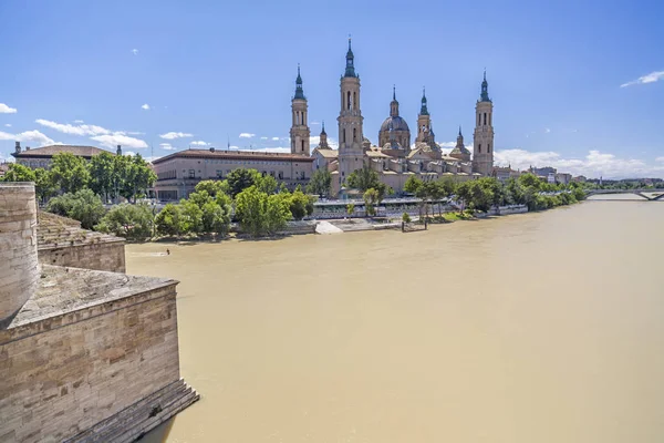 Río Ebro, Basílica El Pilar, Puente de piedra, Zaragoza . —  Fotos de Stock