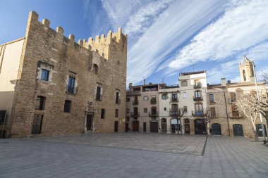 Köy manzarası, antik bina, kale, Castell Palau, La Bisbal Emporda, Costa Brava, Girona ili, Katalonya.