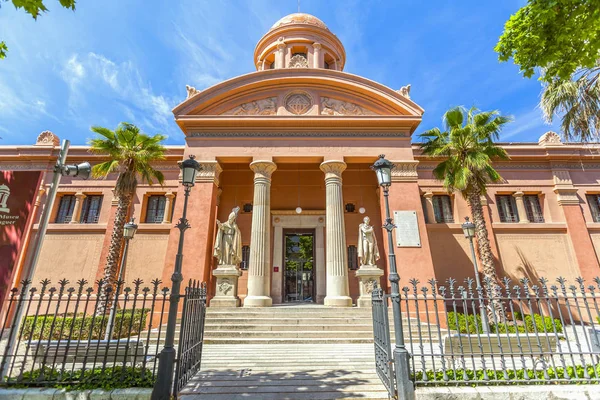 Biblioteca del museo Victor Balaguer, de estilo neoclásico, en forma de edificio templo. Vilanova i la Geltru, provincia Barcelona, Cataluña . — Foto de Stock