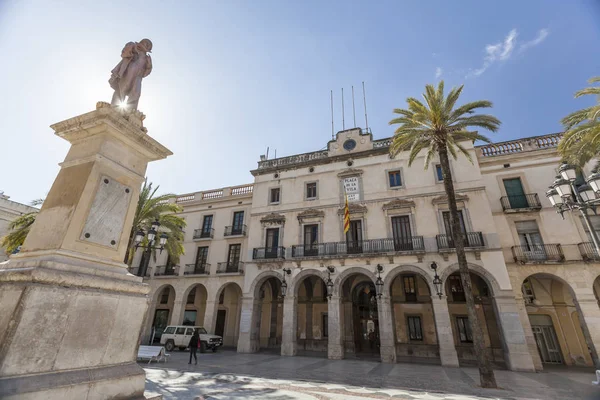 Plaza, estatua y ayuntamiento, Ajuntament en la ciudad catalana de Vilanova i la Geltru, provincia Barcelona, Cataluña . —  Fotos de Stock