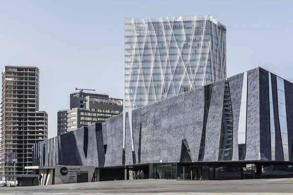 Arquitetura moderna, Forum building- Museu Blau, museu, projetado por Jacques Herzog e Pierre de Meuron e outros edifícios contemporâneos no bairro Diagonal Quarter, Parc del Forum. Barcelona . — Fotografia de Stock