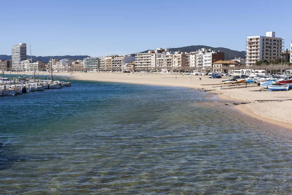 Vista de la ciudad mediterránea de Palamos, puerto deportivo y playa, Costa Brava, provincia Girona, Cataluña, España . —  Fotos de Stock