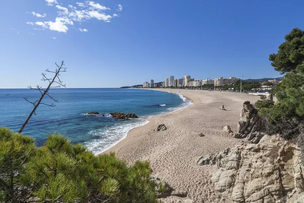 Playa en Platja Aro, ciudad mediterránea en Costa Brava, provincia Girona, Cataluña, España . —  Fotos de Stock