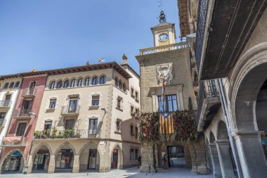 Şehir görünümü, kemer ve cephe evlerde Main Square, büyük veya Mercadal, Vic, il Barcelona, İspanya.
