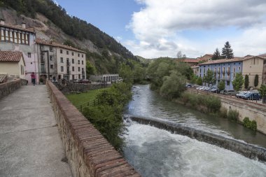Sea view, köprü ve Ter nehirde RIPOLL, il Girona, İspanya.