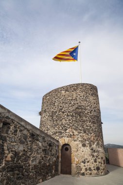 Bayrak, ortaçağ duvarlı ile eski kule ve kulede Hostalric tarihi merkezi, il Girona, İspanya.
