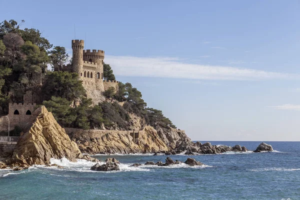 Utsikt över stranden i Lloret de Mar, slottet Castell Platja, Costa Brava, Katalonien, Spanien. — Stockfoto