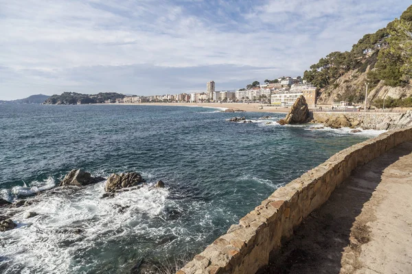 Paseo en parapeto, cami de ronda, junto al mar Mediterráneo en Lloret de mar, Costa Brava, Cataluña, España . — Foto de Stock