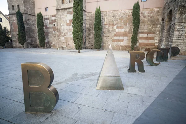 Вірші міських Barcino за ви, Готичний квартал, робота складається з сім листів, які формують слово Barcino, ім'я, дане в древніх римських Барселони. — стокове фото