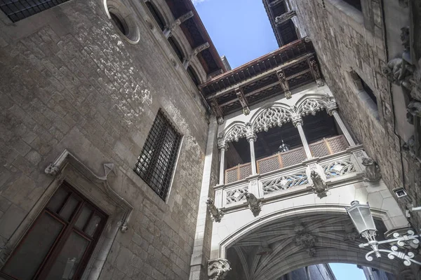 Ponte neogotico nel quartiere gotico, quartiere ciutat vella, Barcellona . — Foto Stock