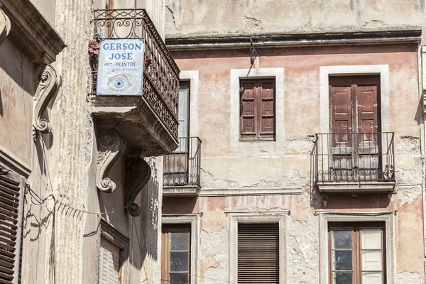 Antigua fachada en Figueres, Costa Brava, provincia Girona, Cataluña, España . — Foto de Stock