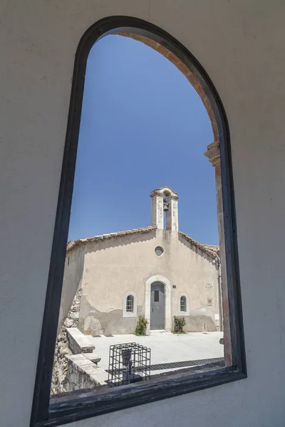 Starożytna pustelnia, ermita Sant Grau, widok przez okno w Caldes de Malavella, prowincja Girona, Katalonia. — Zdjęcie stockowe