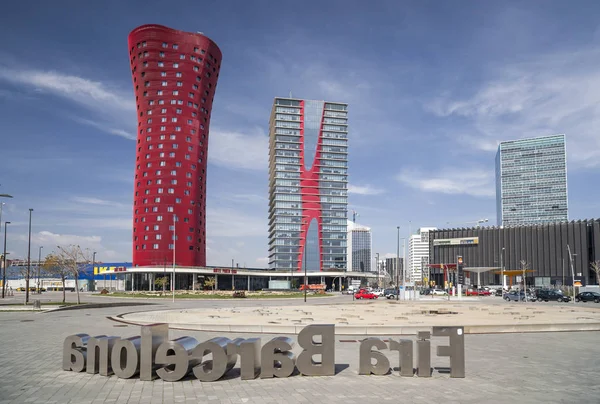 Torres, Torres Porta Fira, pelo arquiteto Toyo Ito e estudio b720 Arquiteturas Fermin Vazquez, localizado na Plaza Europa, Hospitalet de Llobregat, província de Barcelona, Catalunha . — Fotografia de Stock