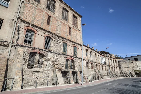 Zona industrial, edifícios antigos, cidade tem uma longa tradição de bronzeamento e indústrias têxteis, Igualada, província de Barcelona, Catalunha . — Fotografia de Stock