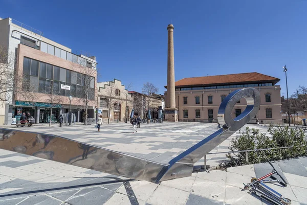 Fyrkantig stadsutsikt, Cal Font, Centralbiblioteket, gamla textilfabrik, skorsten och scissor forma skulptur, Igualada, provinsen Barcelona, Katalonien. — Stockfoto