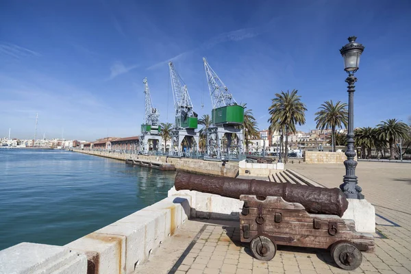 Vistas al puerto, canon viejo y grúas, Tarragona, Cataluña . — Foto de Stock
