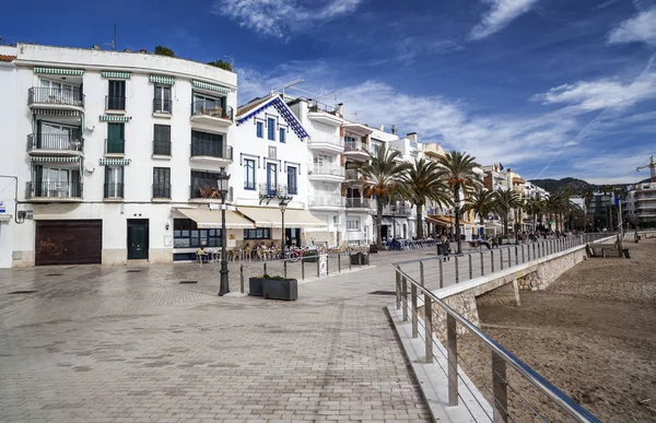 Paseo marítimo y playa en pueblo catalán de Sitges, provincia Barcelona, Cataluña, España . — Foto de Stock