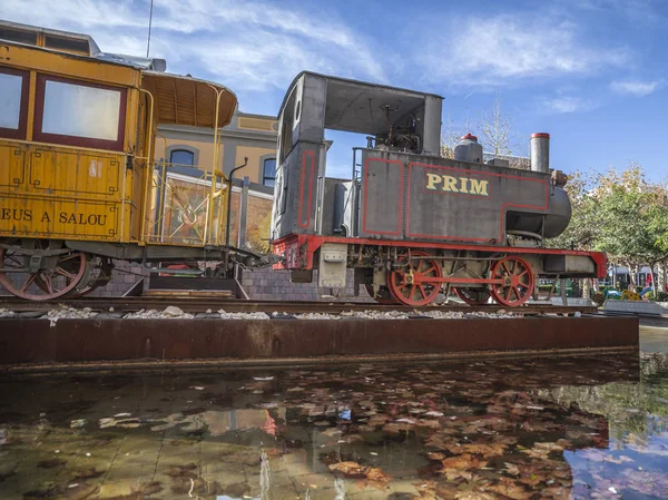 Régi vonat tiszteletére a régi vasúti vonal amit munkás között Reus és Salou 1887-1975, között Carrilet station, Salou, Salou, Tarragona, Katalónia tartomány. — Stock Fotó