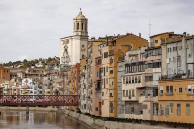 Şehir manzaralı evler, tipik renkli, Bina, nehir Onyar, Girona, İspanya.