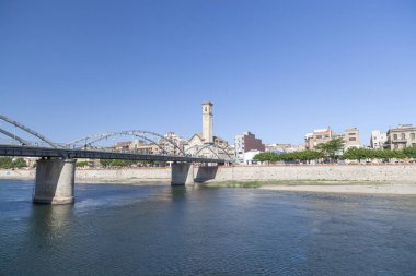 Şehir Manzaralı, köprü ve Ebro Nehri'nin, Tortosa, il Tarragona, İspanya.