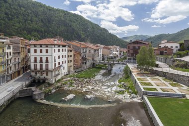 Köy görüntülemek, Ter Nehri, Camprodon, ripolles comarca bölge, il girona, Catalonia.