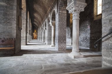 İç kilise Manastırı benedictine Romanesk stilin, Monestir Santa Maria de RIPOLL, RIPOLL, il Girona, İspanya.