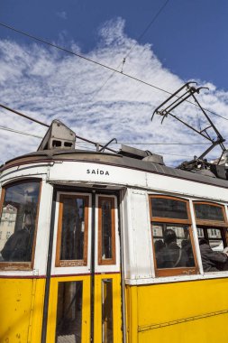 Lizbon tipik sarı tramvay.