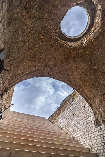 Circo romano, ruínas legado romano na antiga Tarraco, escadaria antiga para o céu, Tarragona, Catalunha, Espanha . — Fotografia de Stock