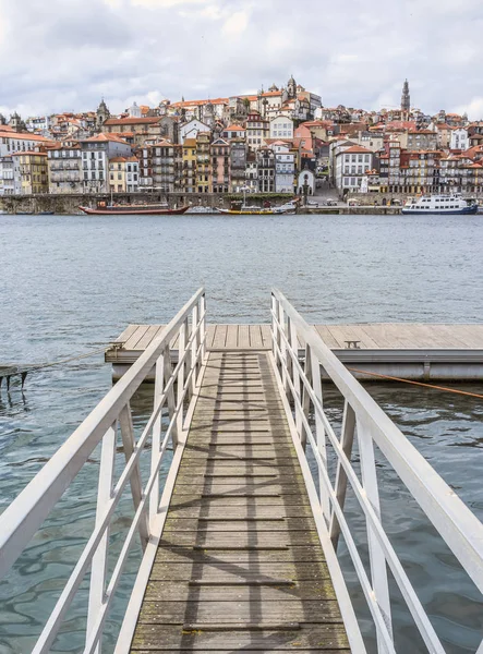Vue sur la ville et le fleuve Douro, Porto, Portugal . — Photo