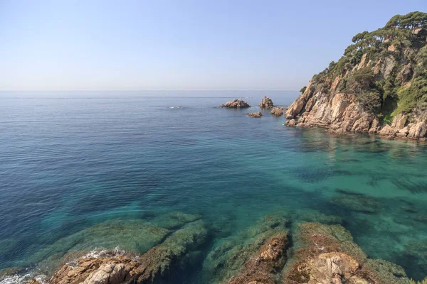Akdeniz görünüm, deniz ve kayalıklarla Blanes, Costa Brava, il Girona, Katalonya, İspanya.
