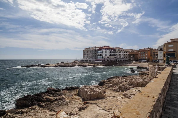 Vista de L Escala, pueblo mediterráneo en Costa Brava, provincia Girona, Cataluña, España . — Foto de Stock