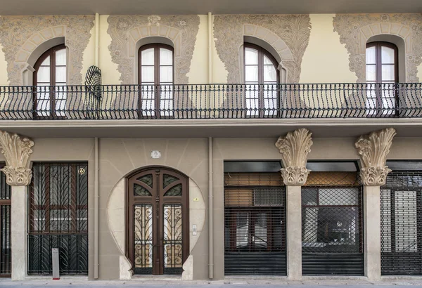 Arquitetura, fachada modernista, Casa, Casa Grego em Tortosa, província de Tarragona, Catalunha . — Fotografia de Stock