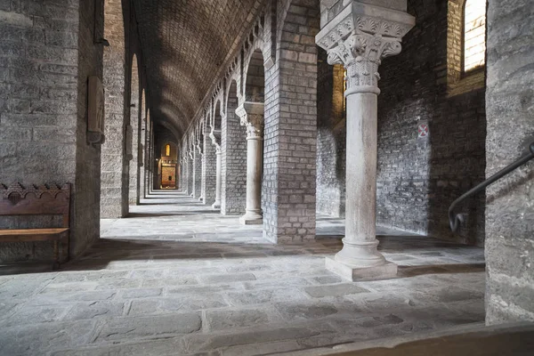 Внутренняя церковь монастыря бенедиктинского романского стиля, Monestir Santa Maria de Ripoll, Ripoll, провинция Жирона, Каталония . — стоковое фото
