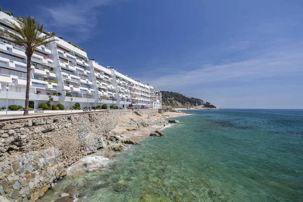 Paseo marítimo y mar Mediterráneo en pueblo catalán de Sant Pol de Mar, provincia Barcelona, comarca Maresme, Cataluña, España . —  Fotos de Stock