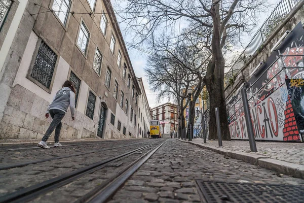 Calle empinada con tranvía amarillo típico de Lisboa . — Foto de Stock