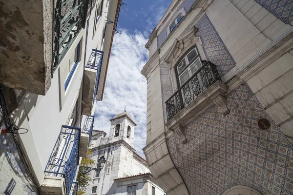 Casas en el distrito de Alfama. Lisboa, Portugal — Foto de Stock
