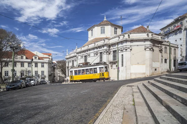 LISBONA, Scena di strada nel quartiere Alfama con tipico tram giallo . — Foto Stock
