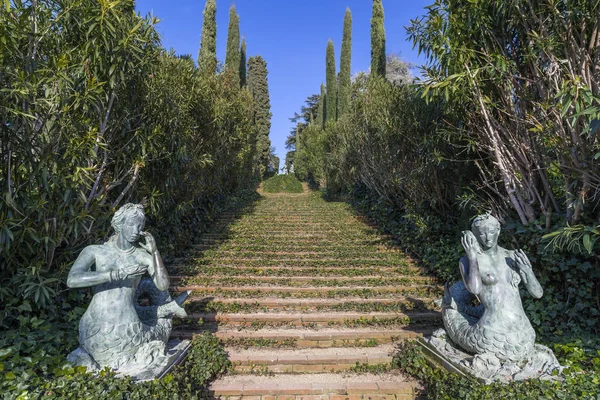 Gardens, Jardins de Santa Clotilde, designed by Nicolau Rubio i Tudiri, statues and stairway, Lloret de Mar, Costa Brava, province Girona, Catalonia . — стоковое фото