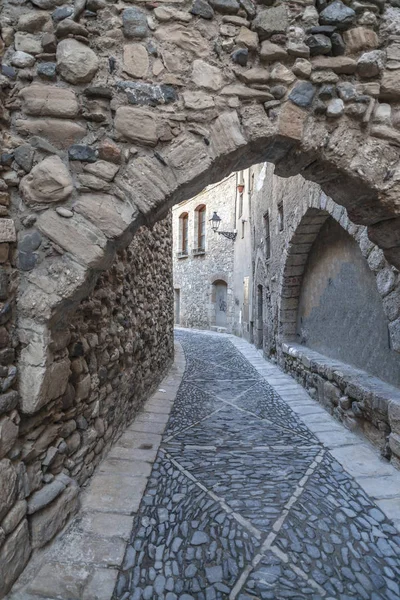 Ancient street view, Call Jueu, old Jewish quarter, medieval city of Montblanc, province Tarragona, Catalonia . — Fotografia de Stock