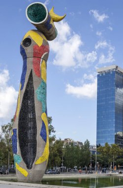  Dona heykel ben Ocell, kadın ve kuş, Joan Miro, Barcelona tarafından.