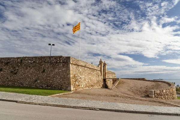 Antigua construcción militar, Forti de Sant Jordi, Fortaleza de San Jorge en Tarragona, Costa Daurada, Cataluña, España . — Foto de Stock