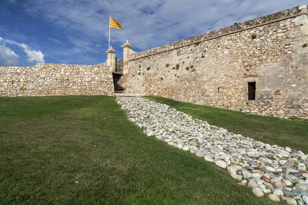 Antigua construcción militar, Forti de Sant Jordi, Fortaleza de San Jorge en Tarragona, Costa Daurada, Cataluña, España . — Foto de Stock