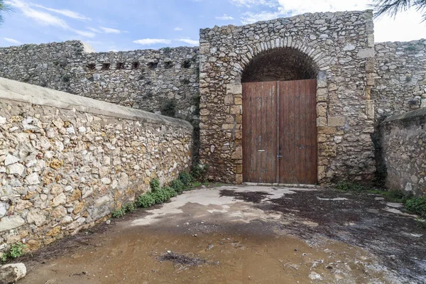 Двері під'їзду стародавніх військового будівництва, Forti de la Reina, королева фортеця в Таррагона, Коста-Дорада, Каталонія, Іспанія. — стокове фото