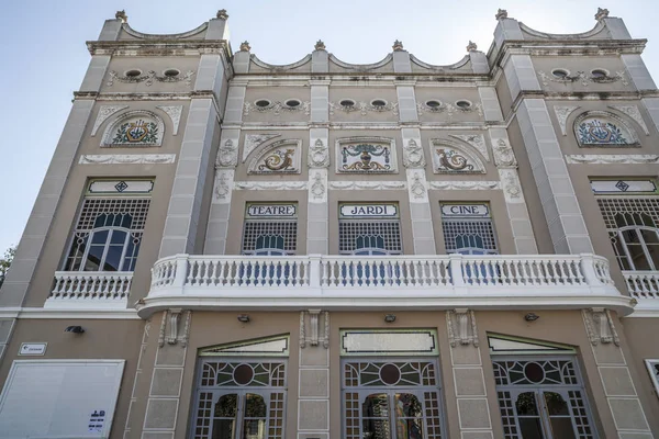 Arquitetura, estilo modernista, Cine Teatre Jardi, Teatro, por Llorenc Ros Costa, Figueres, província Girona, Catalunha . — Fotografia de Stock