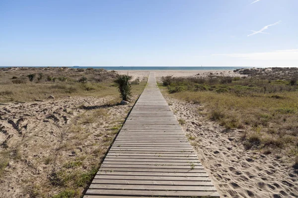 Calçadão de madeira para praia de Castelldefels, província de Barcelona, Catalunha . — Fotografia de Stock