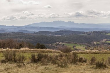 Moia Köyü, il Barcelona, Katalonya, İspanya kökenli Montserrat dağa peyzaj Manzaralı.