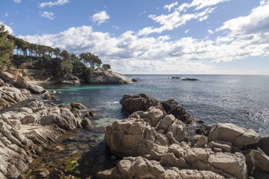 Deniz manzarası, kaya oluşumu Platja Aro, Costa Brava, Katalonya, Spa